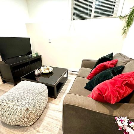 Cozy & Bright Home With Parking Виктория Екстериор снимка