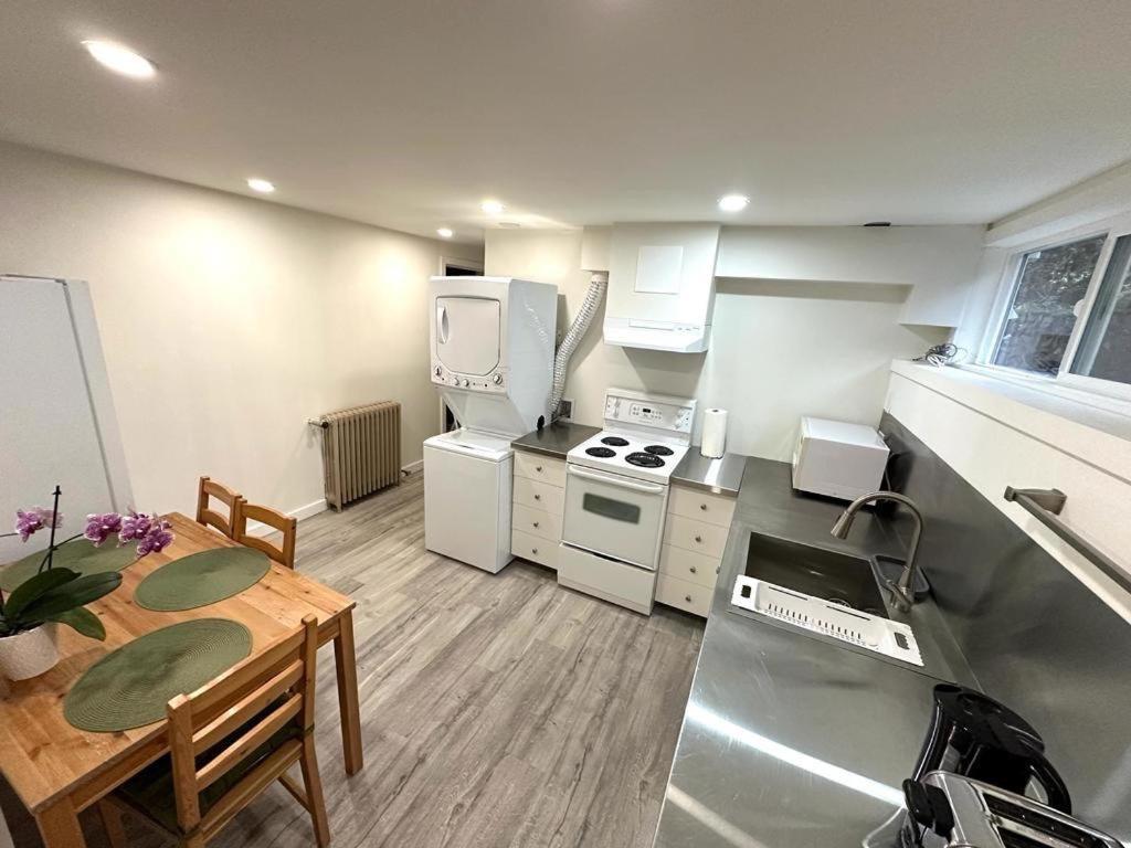 Cozy & Bright Home With Parking Виктория Екстериор снимка