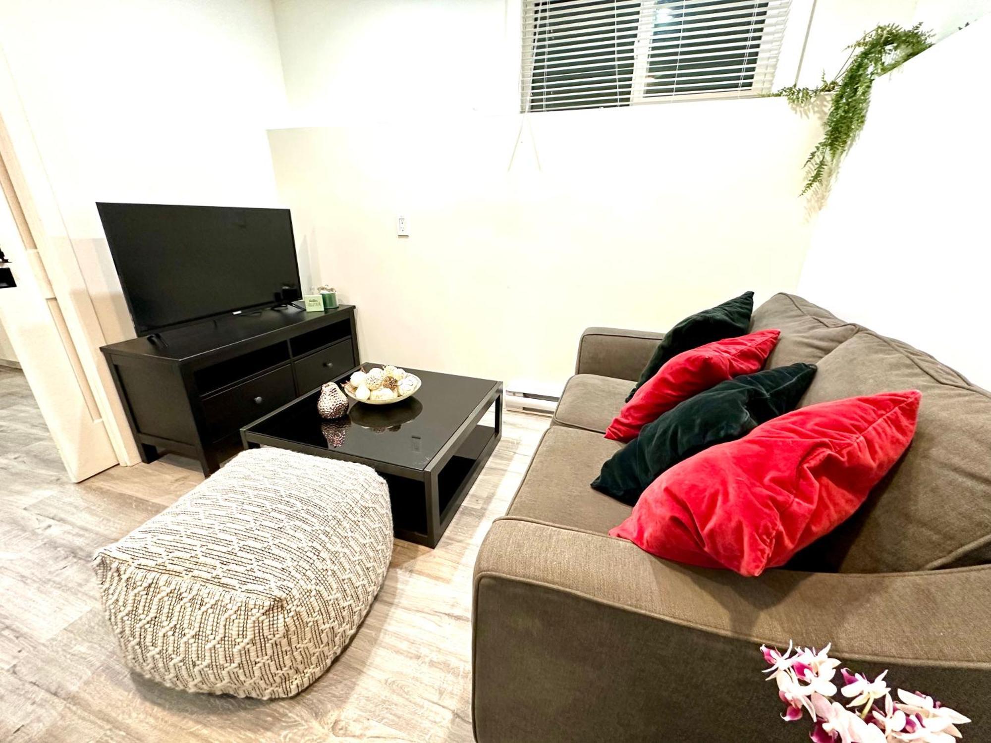 Cozy & Bright Home With Parking Виктория Екстериор снимка
