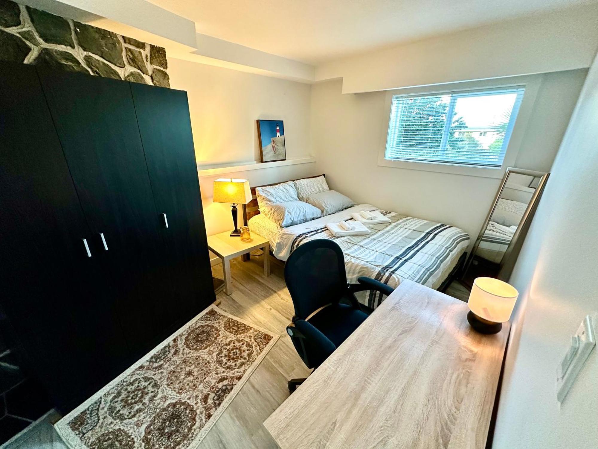 Cozy & Bright Home With Parking Виктория Екстериор снимка