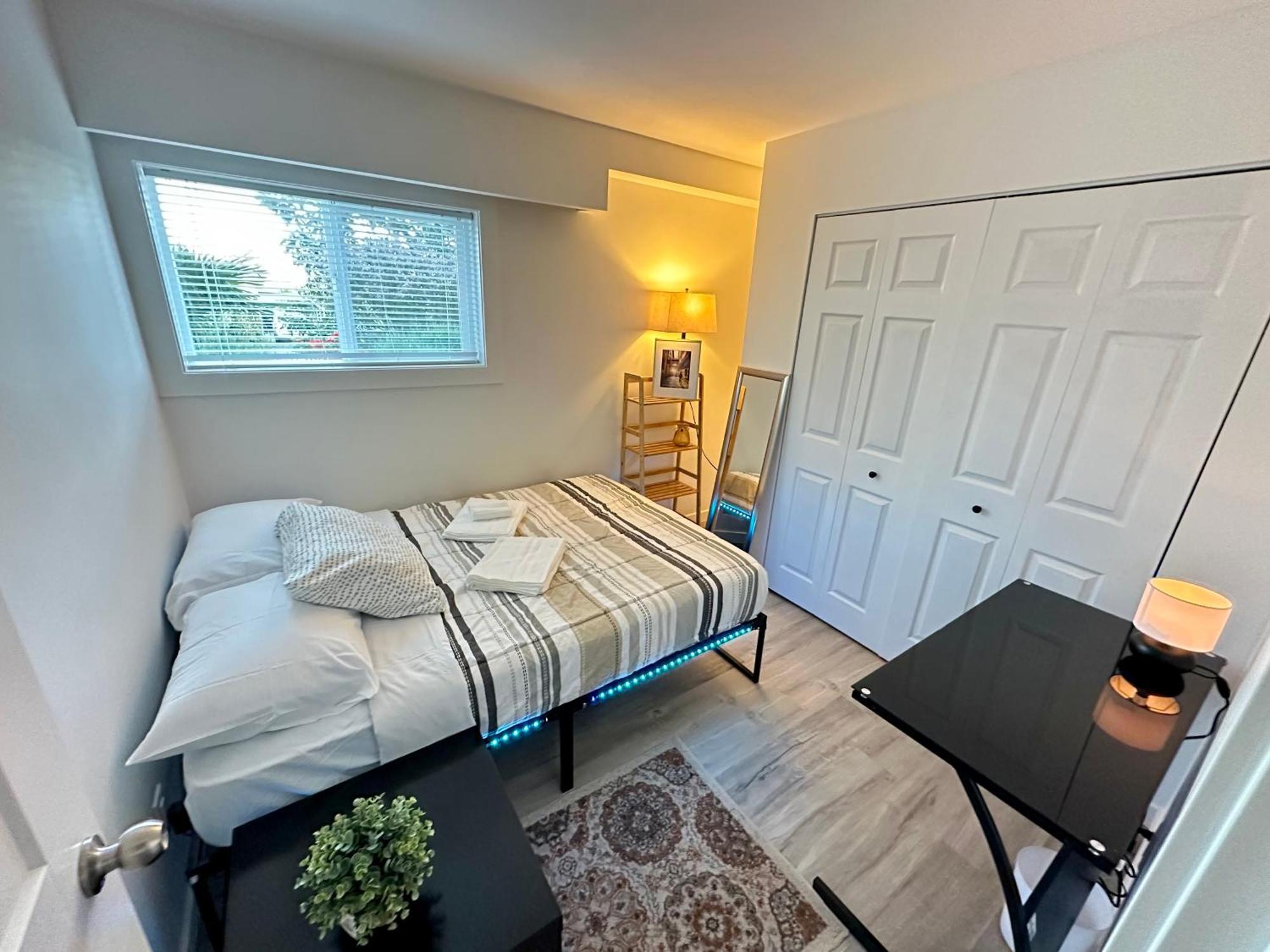Cozy & Bright Home With Parking Виктория Екстериор снимка