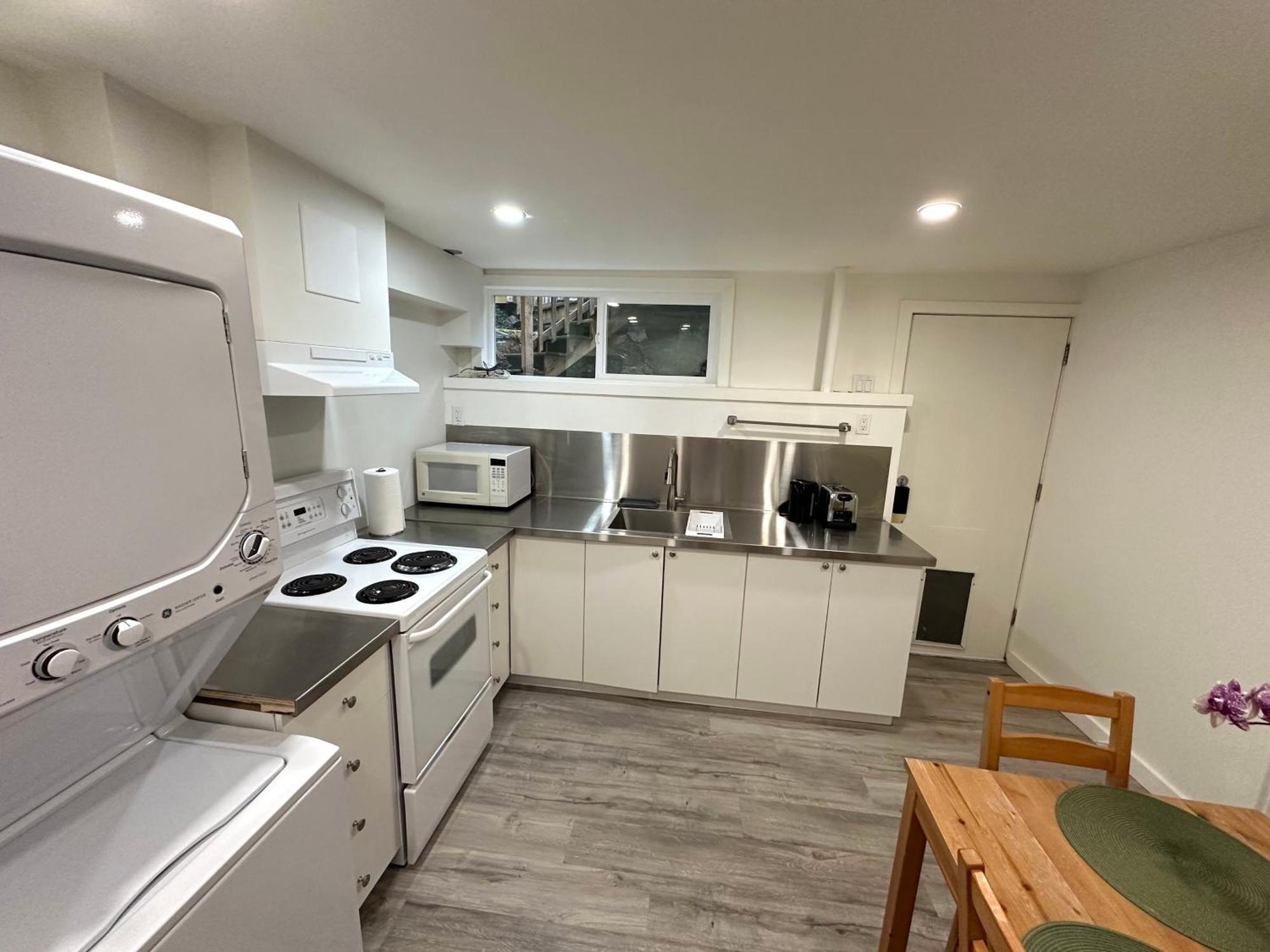 Cozy & Bright Home With Parking Виктория Екстериор снимка
