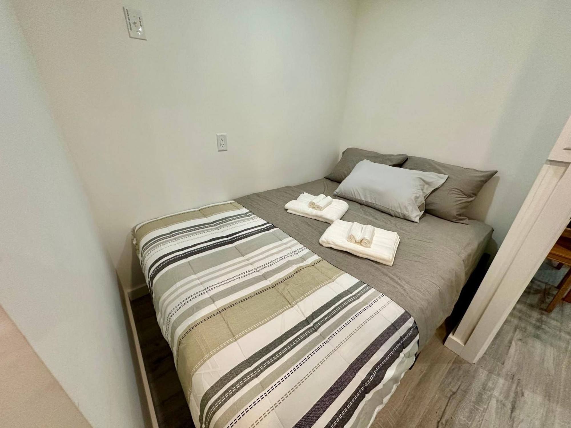 Cozy & Bright Home With Parking Виктория Екстериор снимка